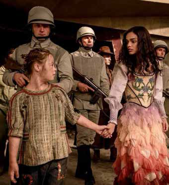 Sofia Sanchez ako Wovey po boku Rachel Zegler v úlohe Lucy Gray Baird vo filme The Hunger Games: The Ballad of Songbirds