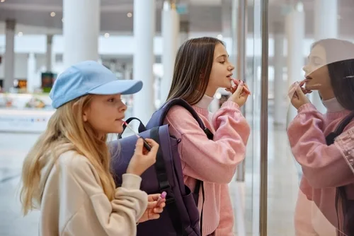 Fenomén SEPHORA KIDS: Keď sa 12-ročné dievčatá ničia anti-age krémami. Ako vybrať bezpečnú starostlivosť pre tínedžerov podľa kozmetickej chemičky?
