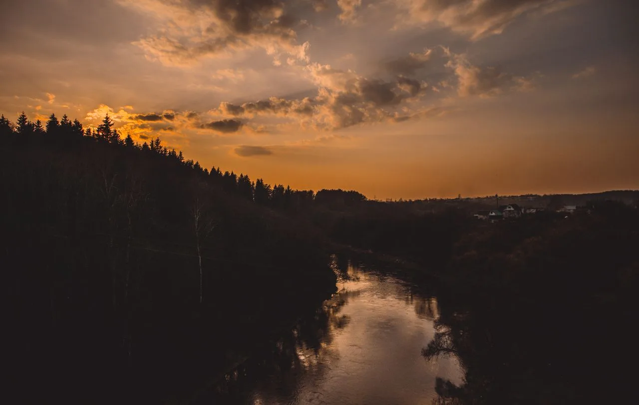 Skoré stmievanie môže ovplyvniť našu energiu, náladu aj chuť tráviť čas aktívne.