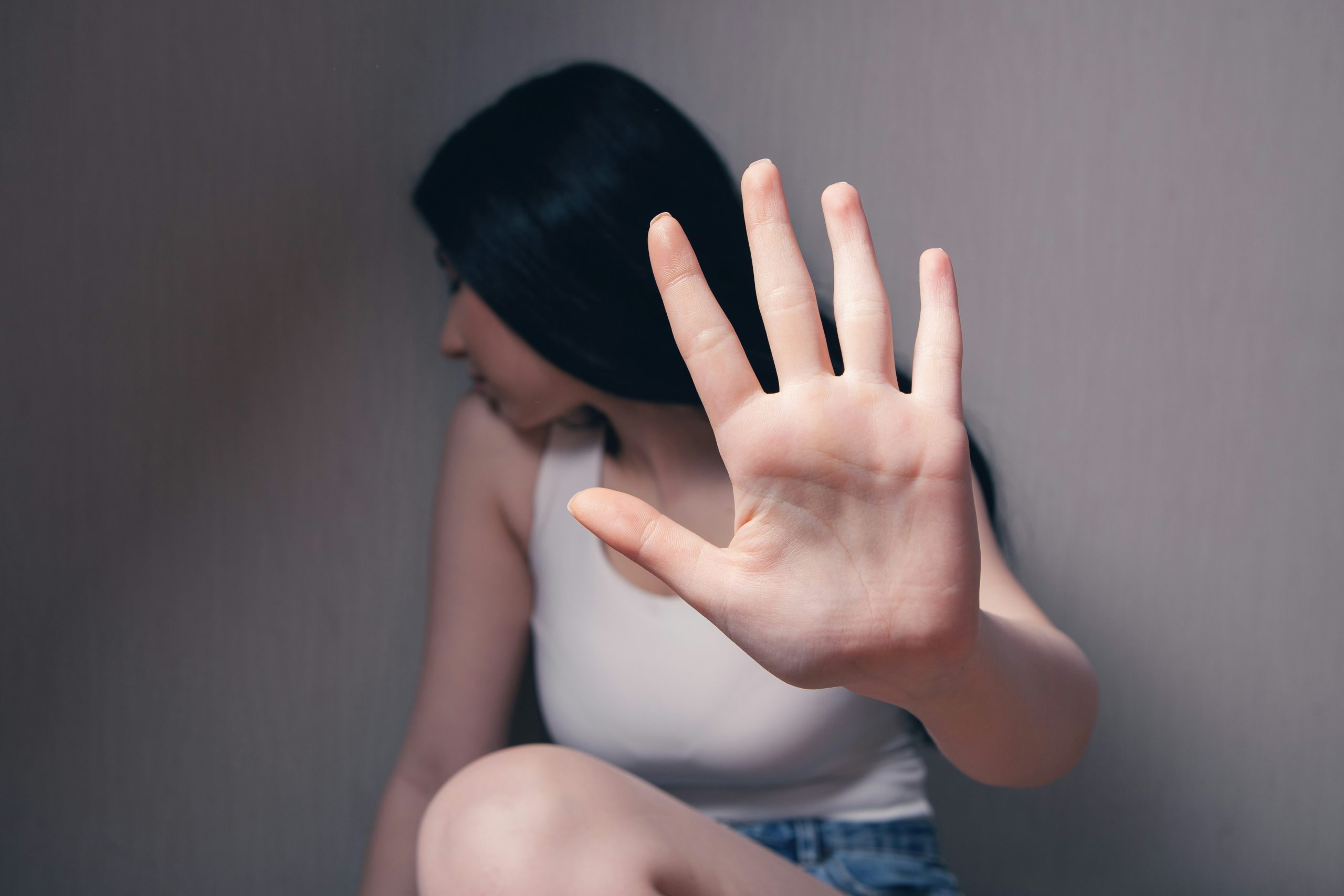 Psychické a fyzické týranie: Prečo obeť preberá na seba vinu?