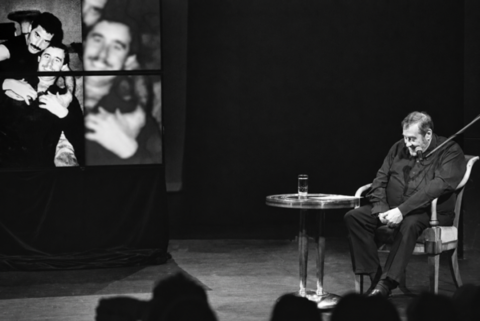 Peter Freestone počas talkshow, pri ktorej sa na plátne za ním objavila jedna z osobných fotografií pripomínajúcich roky strávené po boku Freddieho Mercuryho.