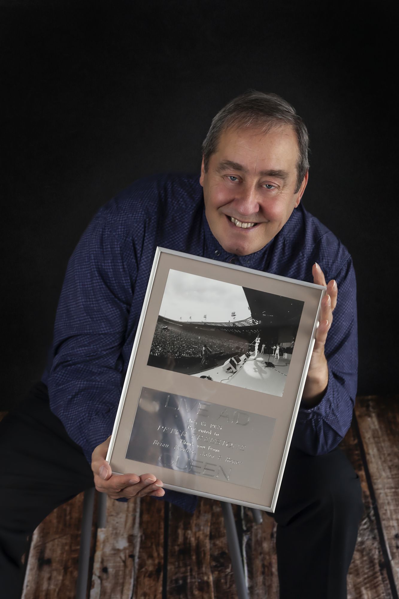 Peter Freestone s pamiatkou na Live Aid. Vystúpenie Queen na londýnskom Wembley v roku 1985 sa zapísalo medzi najslávnejšie koncertné momenty rockovej histórie.