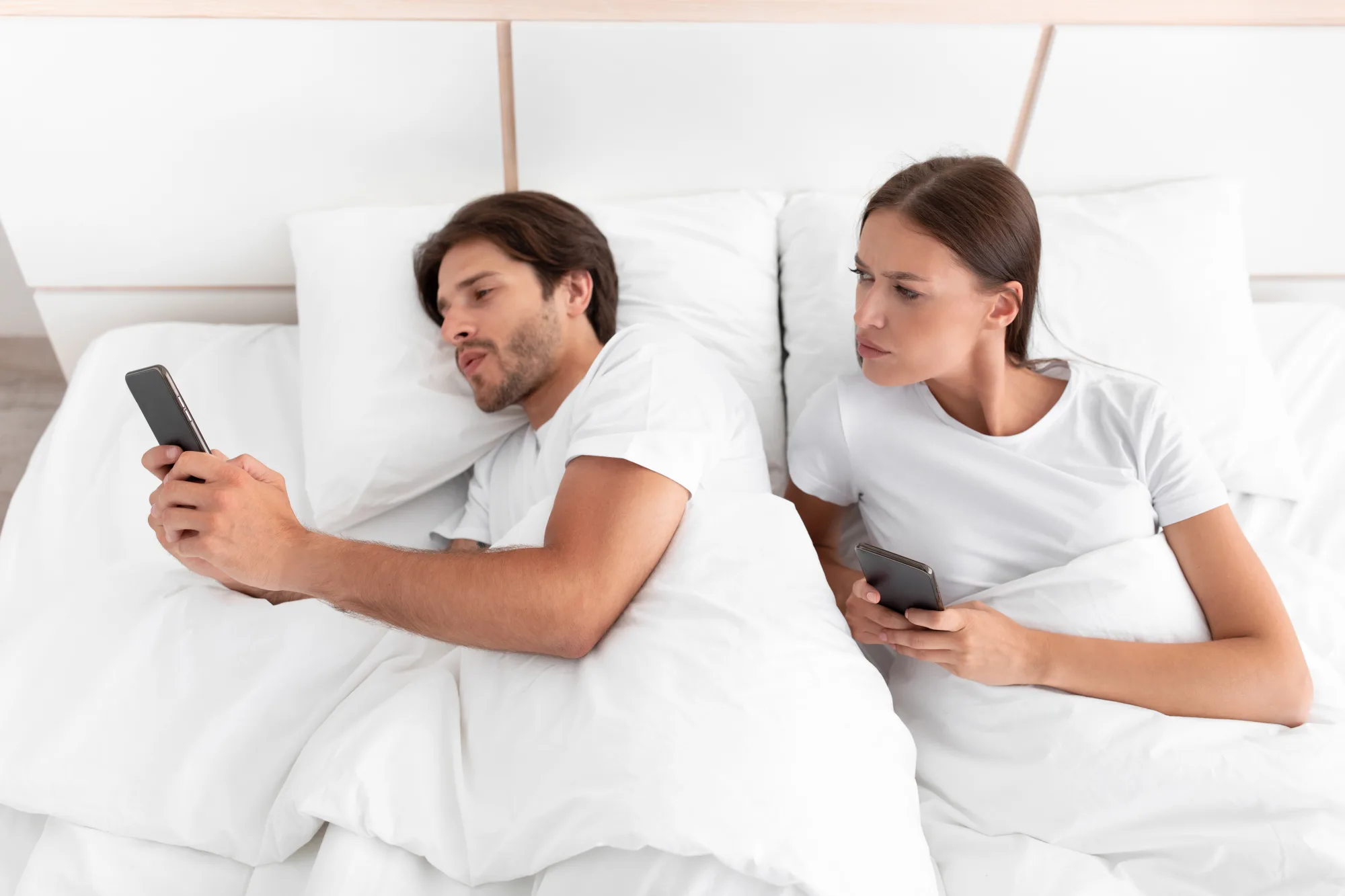 Nevera bez bozku: Kedy sa nevinné správy a flirtovanie cez internet menia na zradu?