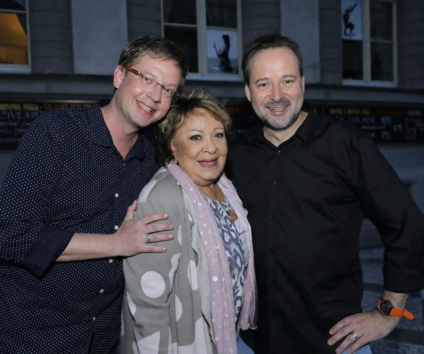 Aleš Cibulka, Jiřina Bohdalová a Michal Jagelka na spoločnej fotografii.