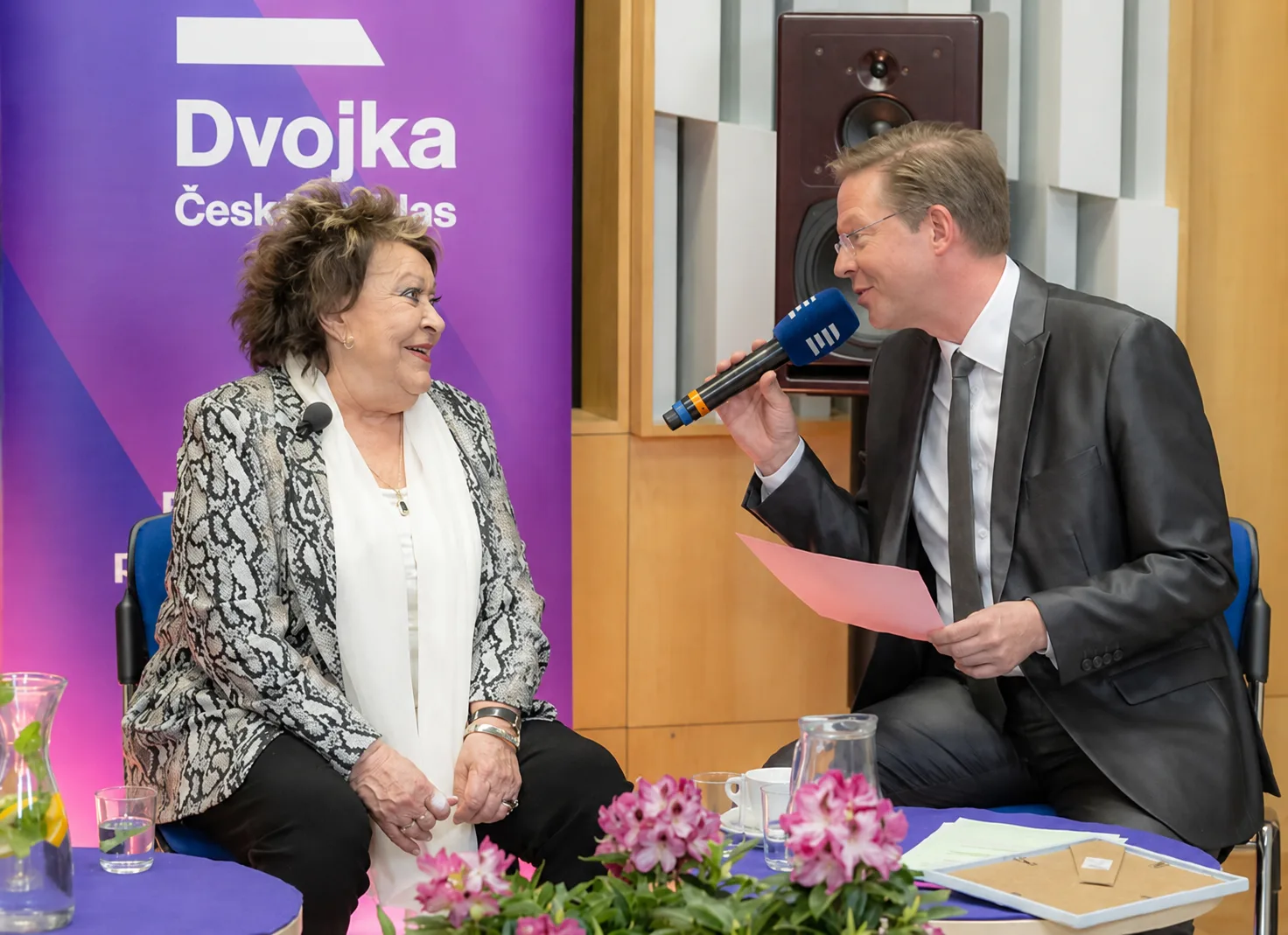 Jiřina Bohdalová a Aleš Cibulka počas rozhlasovej relácie Tobogan Českého rozhlasu