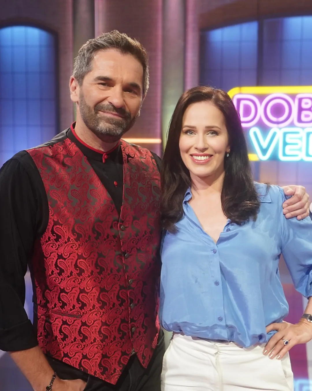 Andrea Pálffy-Belányiová a Ján Mečiar v televíznom štúdiu relácie Dobré vedieť.