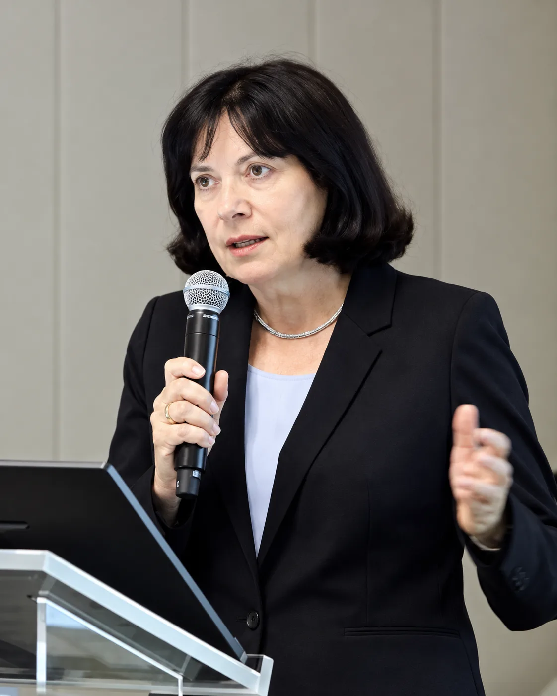 Prof. MUDr. Ivica Lazúrová, DrSc., FRCP počas odbornej prednášky s mikrofónom v ruke.
