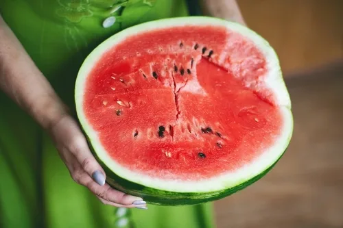 červený melón ruky ženy