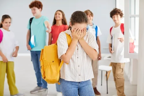 Šikana v škole: Ako spoznať, že dieťaťu spolužiaci ubližujú, a kedy zasiahnuť?